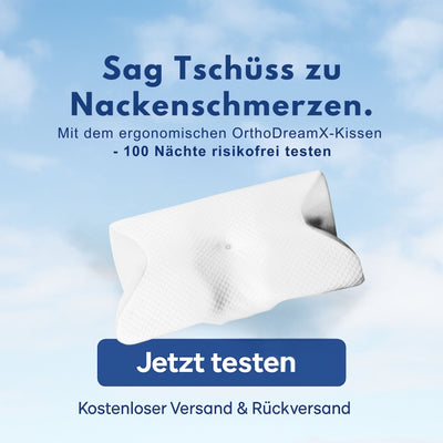 Weißes ergonomisches Nackenkissen in Schmetterlingsform vor Wolkenhimmel